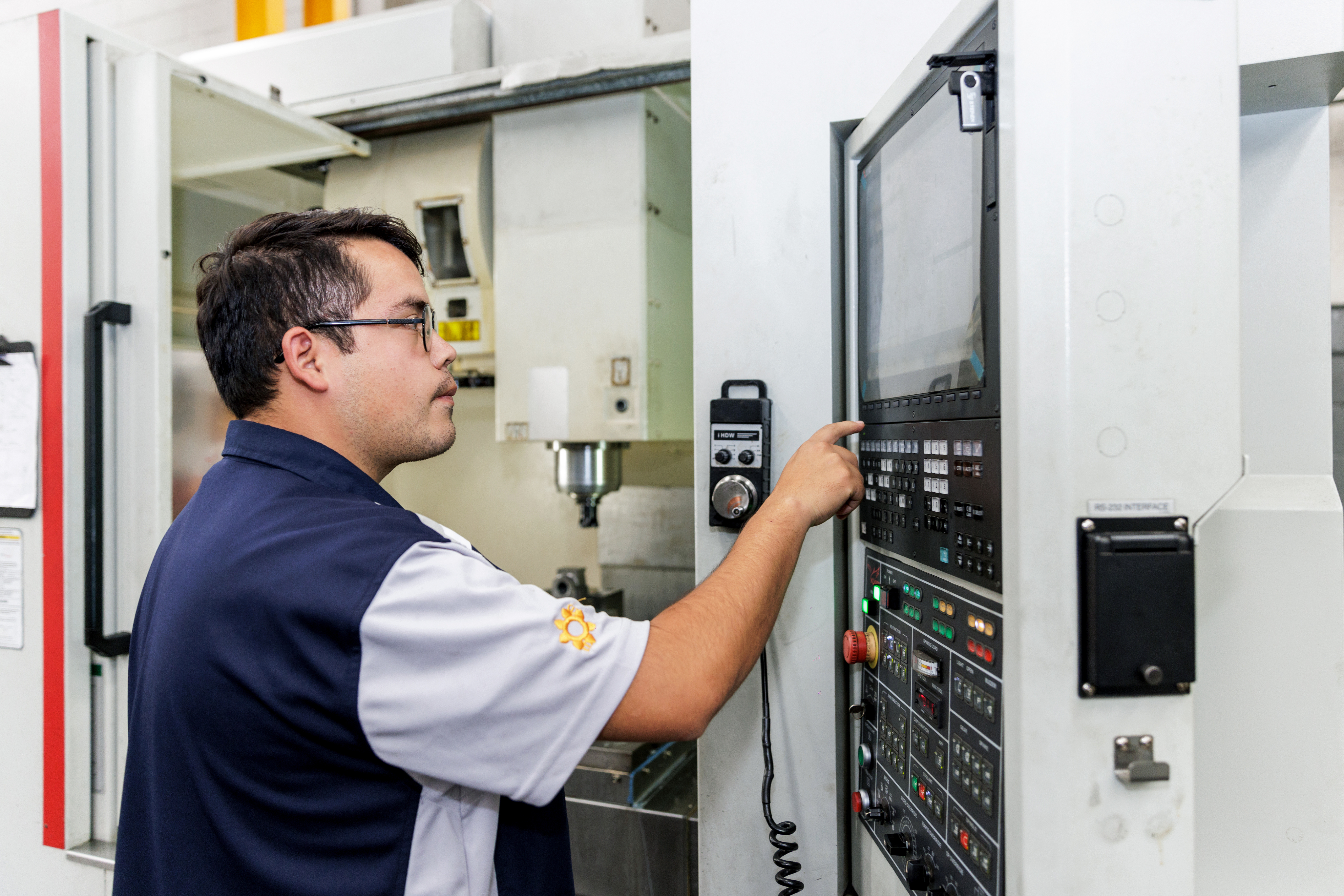 Operador Manejando maquina CNC de Engranes